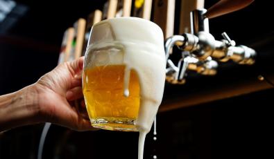 ΙΟΒΕ: Σε τροχιά ανάκαμψης η αγορά μπίρας στην Ελλάδα - Αυξήθηκε ο αριθμός των ζυθοποιίων