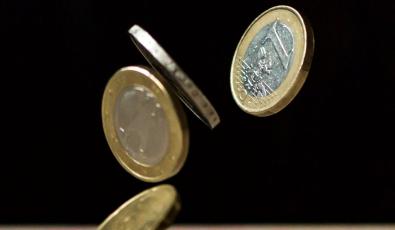 Κερδοφόρο σερί οκταετίας για το ευρώ με το βλέμμα στα 1,2 δολάρια