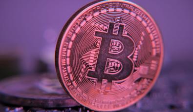 Bitcoin: Μάχη για τα 93.000 δολάρια με φόντο τις νέες απειλές Τραμπ για δασμούς