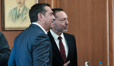 Βαθαίνει η κόντρα Στουρνάρα - Τσίπρα μέσω διαρροών