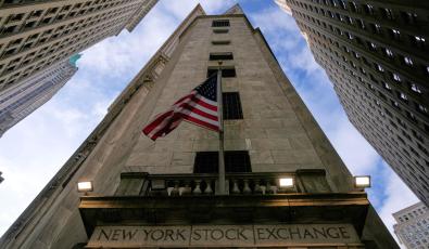 Εβδομάδα κερδών στη Wall Street κόντρα στη «βαριά σκιά» του Γουόρς