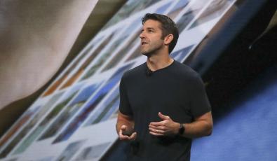 Τέλος εποχής στην Apple: Ο Τζον Τέρνους διαδέχεται τον Τιμ Κουκ στην ηγεσία