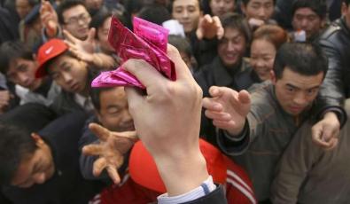 Η Κίνα βάζει φόρο στα προφυλακτικά για να μπουστάρει τις γεννήσεις