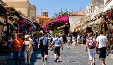 Στον τουρισμό ποντάρει για καλύτερες μέρες το λιανεμπόριο