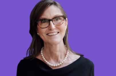 Κάθι Γουντ: Υπό των εκτιμήσεων των αγορών οι αυξήσεις των επιτοκίων της Fed 