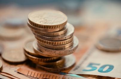 Πότε θα καταβληθεί η «13η σύνταξη» και το Δώρο Χριστουγέννων στο Δημόσιο - Στα 1.000€ ο κατώτατος το 2028