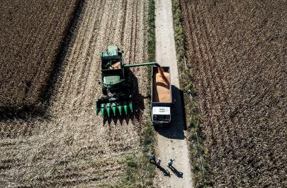 Ποιος αγοράζει τα χωράφια μας;
