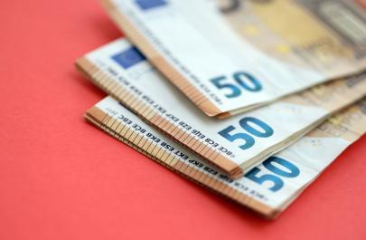 Επίδομα 500 ευρώ στους δημοσίους υπαλλήλους, 400 ευρώ στους συνταξιούχους - Πότε θα πληρωθούν (παραδείγματα)