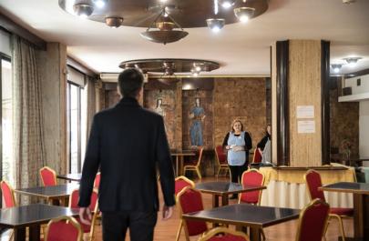 Δημ. Αθηναίων: Εορταστικά γεύματα σε οικογένειες και άστεγους και πασχαλινά δώρα στα παιδιά