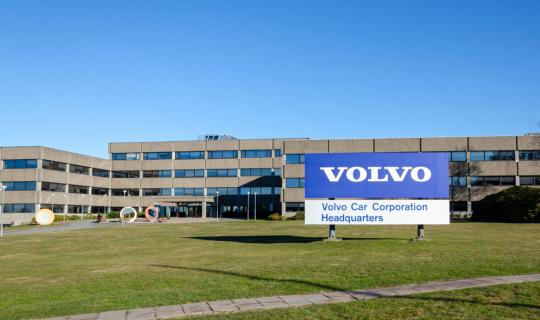 Volvo: Μείωση επενδύσεων και απολύσεις μετά το απότομο «βύθισμα» στα κέρδη