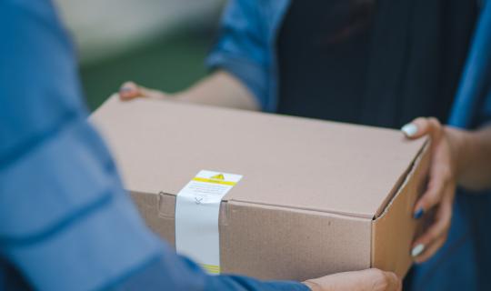 Πράσινα κίνητρα για βιώσιμες ταχυδρομικές υπηρεσίες προωθεί η ΕΕΤΤ