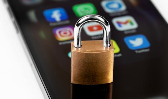 Social media και ανήλικοι: Τα νέα όρια της Ελλάδας, η ευρωπαϊκή συζήτηση και τα παραδείγματα άλλων χωρών