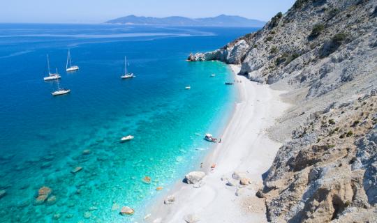 Το ελληνικό νησί με τις απέραντες αμμουδιές που μπήκε στα 12 κορυφαία της Ευρώπης