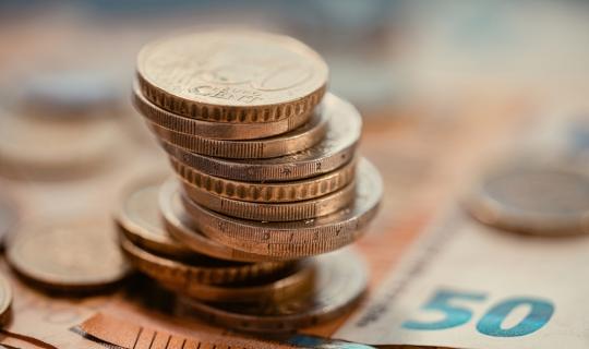 Τι είναι ο «κανόνας του 1%» που θα σε βοηθήσει να εξοικονομήσεις χρήματα