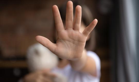 Έρευνα: Η έκθεση γυναικών και παιδιών σε βία συνδέεται με ευρύ φάσμα προβλημάτων υγείας