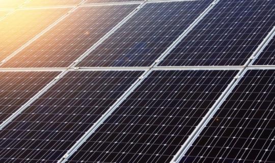 Φωτοβολταϊκά στη Στέγη: Αλλάζει ο τρόπος συμψηφισμού με το τέλος του προγράμματος – Τι ισχύει για αγρότες & επιχειρήσεις