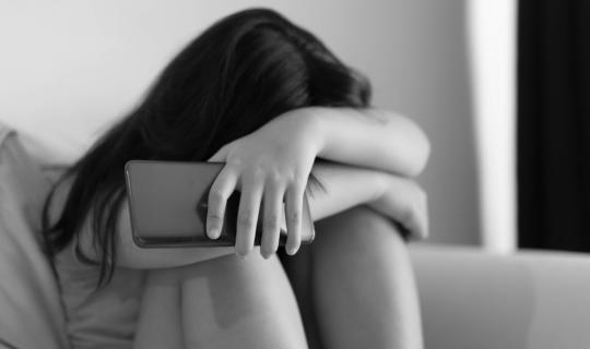 «Το νιώθω σαν φίλο»: 1 στους 4 έφηβους στρέφεται στο ChatGPT για την ψυχική του υγεία