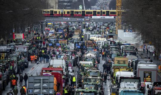 Οι Ευρωπαίοι αγρότες δεν βιάζονται να επιστρέψουν στα χωράφια τους, θέλουν να πάνε κατευθείαν στην κάλπη…