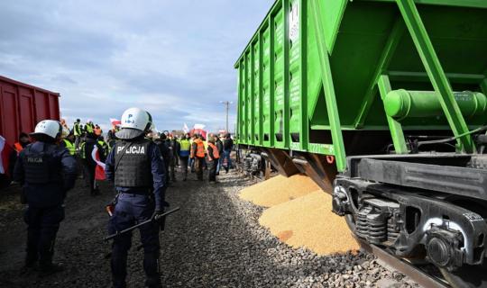 Πολωνία: Αγρότες απέκλεισαν σχεδόν 100 δρόμους - Άδειασαν ουκρανικά δημητριακά στα σύνορα