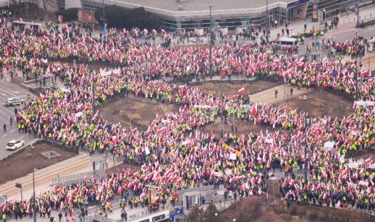 Πολωνία: Χιλιάδες αγρότες στους δρόμους – Οργή για ΕΕ και εισαγωγές από την Ουκρανία