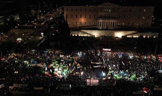 Τα τρακτέρ «κατέκλυσαν» το κέντρο της Αθήνας: «Αγώνας για να μείνουμε στη γη μας» - Χιλιάδες αγρότες στο Σύνταγμα