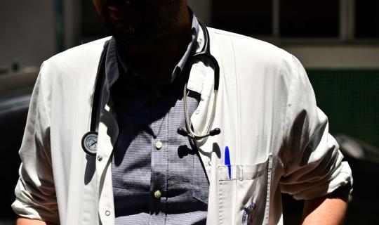 Ενίσχυση κρίσιμων ειδικοτήτων του ΕΣΥ με το οικονομικό κίνητρο για νέους γιατρούς