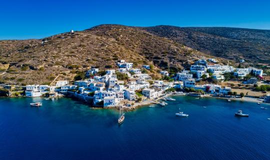 Αμοργός: Το απέραντο γαλάζιο που αντιστέκεται στην τουριστική κάμψη και διατηρεί την αυθεντικότητά του