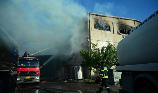 Οι επιπτώσεις στην υγεία από τους τοξικούς καπνούς στις φωτιές σε εργοστάσια πλαστικών - Tι λένε οι ειδικοί