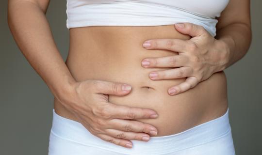 Τι μπορεί να προκαλεί καούρες στο στομάχι, ακόμα κι αν ακολουθούμε μια ισορροπημένη διατροφή