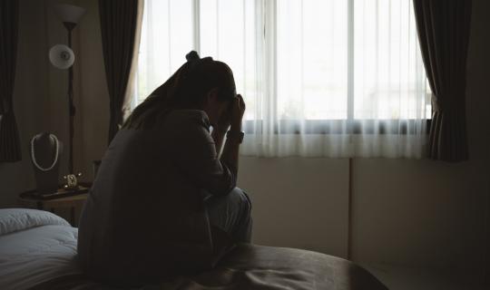 Συγκεκριμένα συμπτώματα κατάθλιψης στη μέση ηλικία συνδέονται με αυξημένο κίνδυνο άνοιας