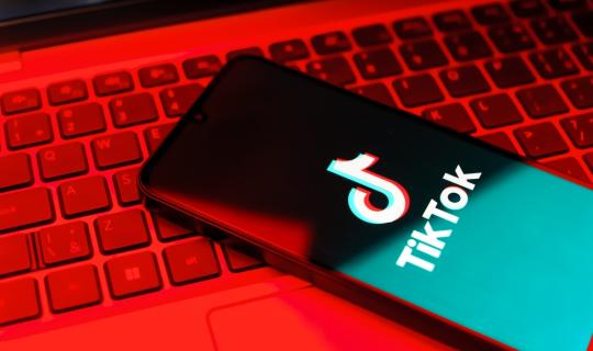 Η Κομισιόν κατηγορεί το TikTok ότι δεν προστατεύει επαρκώς τους ανήλικους χρήστες