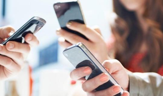 Έρευνα Samsung: Πάνω από 1 στους 2 Ευρωπαίους κοιτάζουν την οθόνη αγνώστων σε δημόσιους χώρους