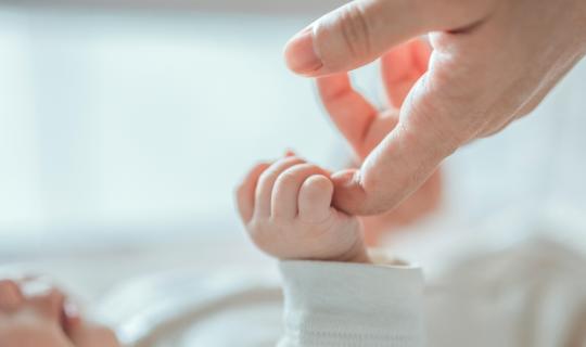 Έρευνα: Έκθεση σε τοξικές ουσίες και άγχος στη μητέρα συνδέεται με εμφάνιση αυτισμού στο παιδί