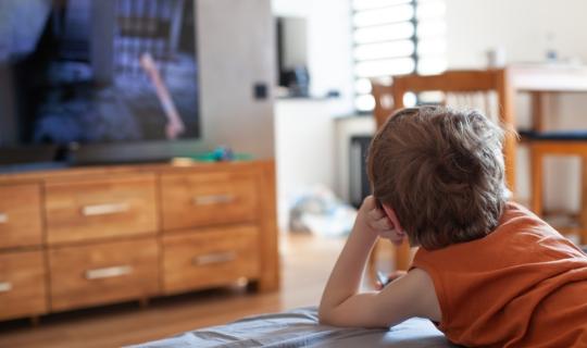 Υγεία: Πέντε λεπτά έκθεσης σε διαφημίσεις junk food οδηγούν τα παιδιά σε αυξημένες θερμίδες