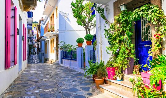 Άνδρος και Σκόπελος στους 13 καλοκαιρινούς προορισμούς του «Just one for the road»