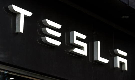 Tesla: Πτώση 14% στις παραδόσεις οχημάτων το β' τρίμηνο