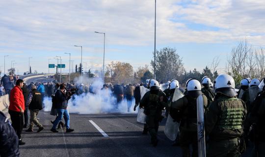 Θεσσαλία: Τα τρακτέρ βγήκαν στους δρόμους, έκλεισε η ΠΑΘΕ - Ένταση και χημικά σε Πλατύκαμπο - Νίκαια