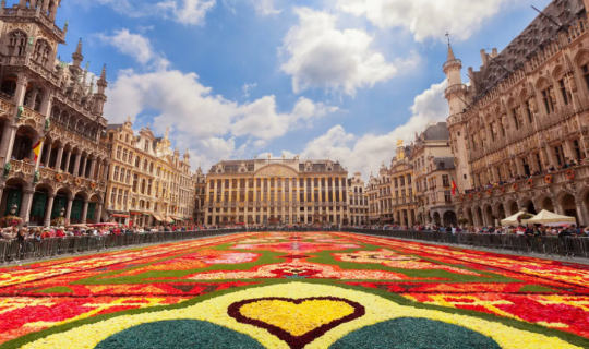 Ποιες είναι 12 από τις ωραιότερες και πιο ιστορικές πλατείες του κόσμου