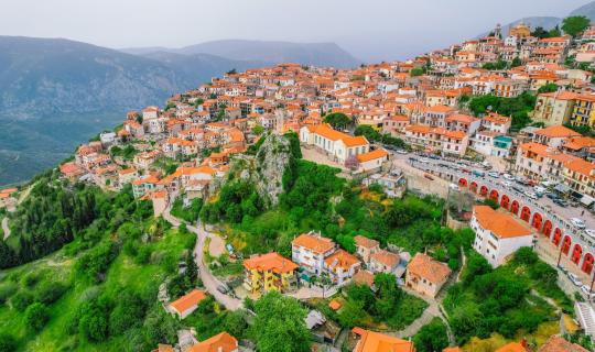 Χριστούγεννα: Εκτοξεύονται οι προ-κρατήσεις στους χειμερινούς προορισμούς - Πού φτάνουν οι τιμές