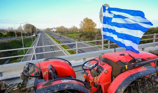 Αμετακίνητοι οι αγρότες στα μπλόκα: Σύγχυση με τα μέτρα για το πετρέλαιο, κρίσιμη η αυριανή πανελλαδική σύσκεψη