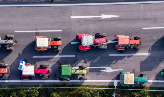 Μπλόκα αγροτών: Με χαμηλές ταχύτητες τα ΙΧ – Από παρακαμπτηρίους η κυκλοφορία στη Νίκαια