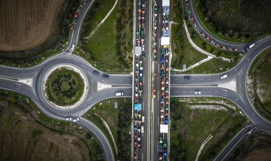 Μπλόκα αγροτών: Πάνω από 4.000 τρακτέρ στη Θεσσαλία, Κλειστή παραμένει η E.O. Αθηνών - Θεσσαλονίκης