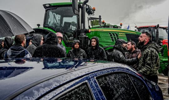Δεν κάνουν πίσω οι αγρότες παρά την κακοκαιρία - Νέα μπλόκα σε δρόμους και τελωνεία