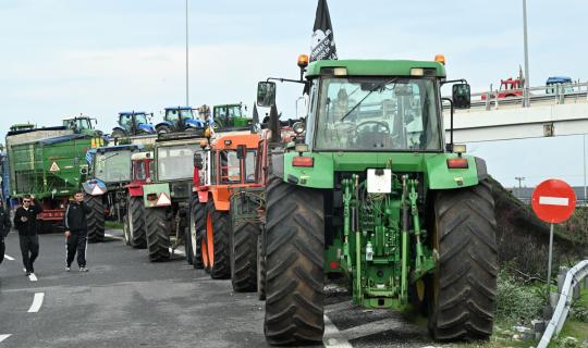 Κλιμακώνουν τις κινητοποιήσεις τους οι αγρότες - Ενισχύονται τα μπλόκα