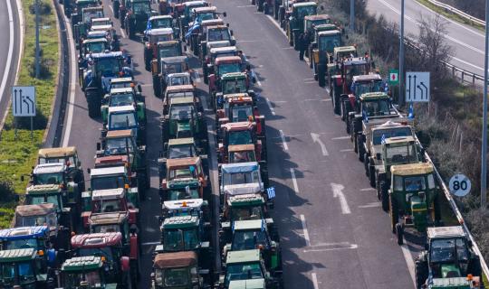 Τρακτέρ και ΙΧ στην ίδια ουρά;