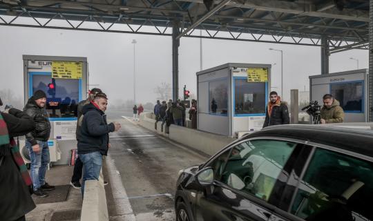 Αγρότες: Συνεχίζεται και σήμερα το άνοιγμα των διοδίων - Παραμένουν στους δρόμους
