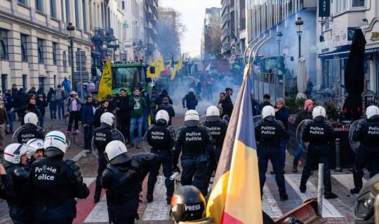 Συγκρούσεις διαδηλωτών αγροτών με την αστυνομία στις Βρυξέλλες ενόψει της Συνόδου Κορυφής