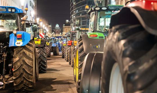 Αμετακίνητοι οι αγρότες: Κλείνουν εθνικές οδούς, παρακαμπτηρίους και τελωνεία - Ταλαιπωρία για τους οδηγούς