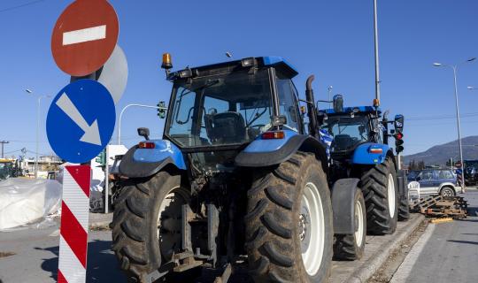 Αγρότες: Κλειστή επ' αόριστον η Εθνική Αντιρρίου-Ιωαννίνων - Αποκλεισμοί παρακαμπτήριων οδών