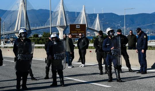 Αγρότες: Κινητοποιήσεις στη γέφυρα Ρίου - Αντιρρίου - Άνοιξαν τα διόδια στη μεριά της Αιτωλοακαρνανίας